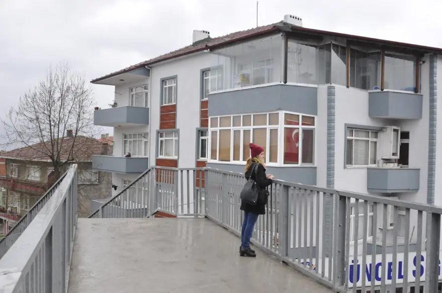 Her gün yüzlerce kişi kullanıyor: Evin içini gören üst geçitiçin yıkım kararı verildi 2