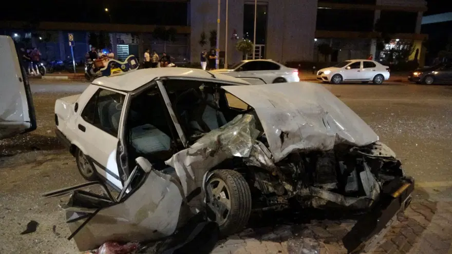 Antalya'da otomobiller kafa kafaya çarpıştı: Ortalık savaş alanına döndü 3 Antalya'da otomobiller kafa kafaya çarpıştı: Ortalık savaş alanına döndü 3