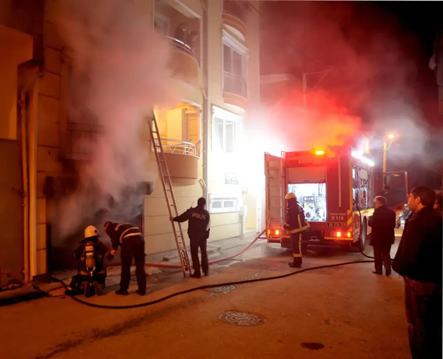 Yangında mahsur kalanları itfaiye kurtardı 3
