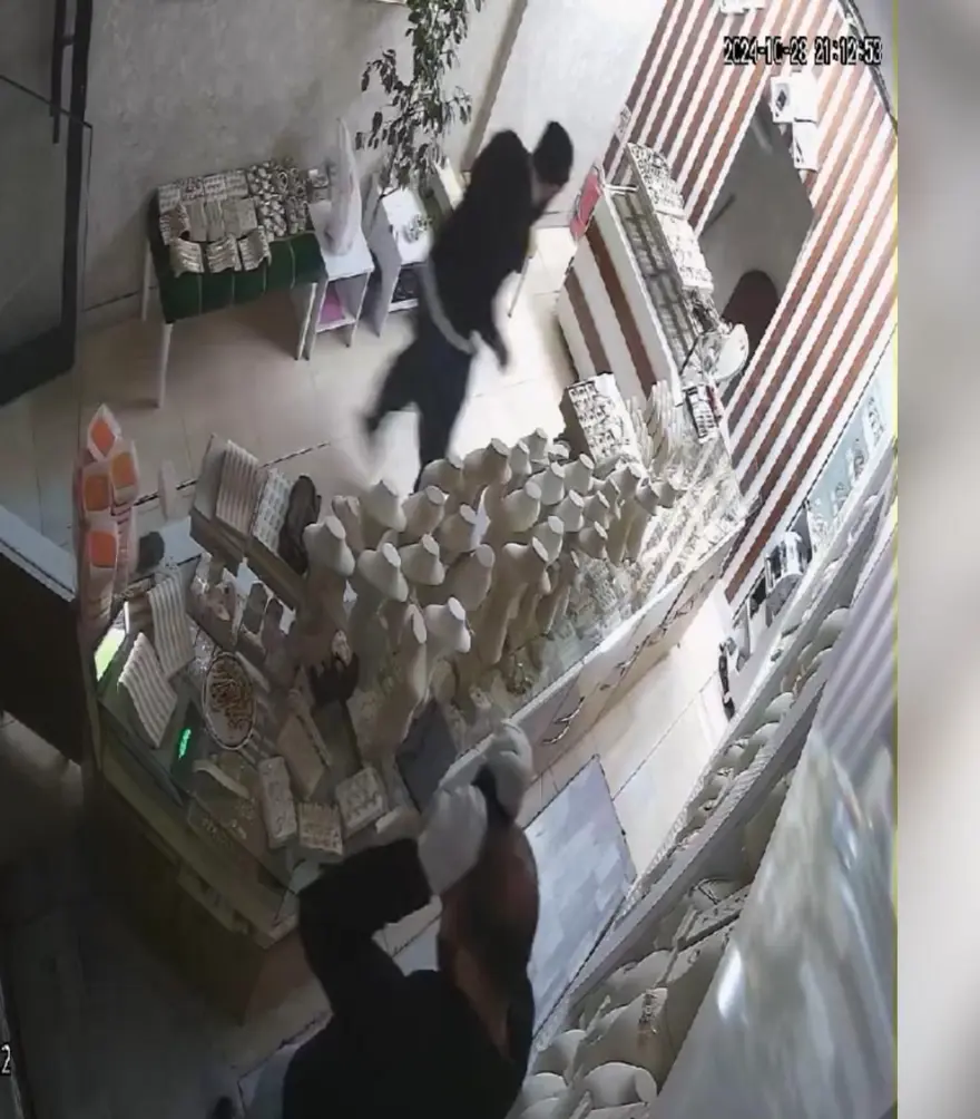 KURŞUNLAR KUYUMCU DÜKKANINA İSABET ETTİ 2