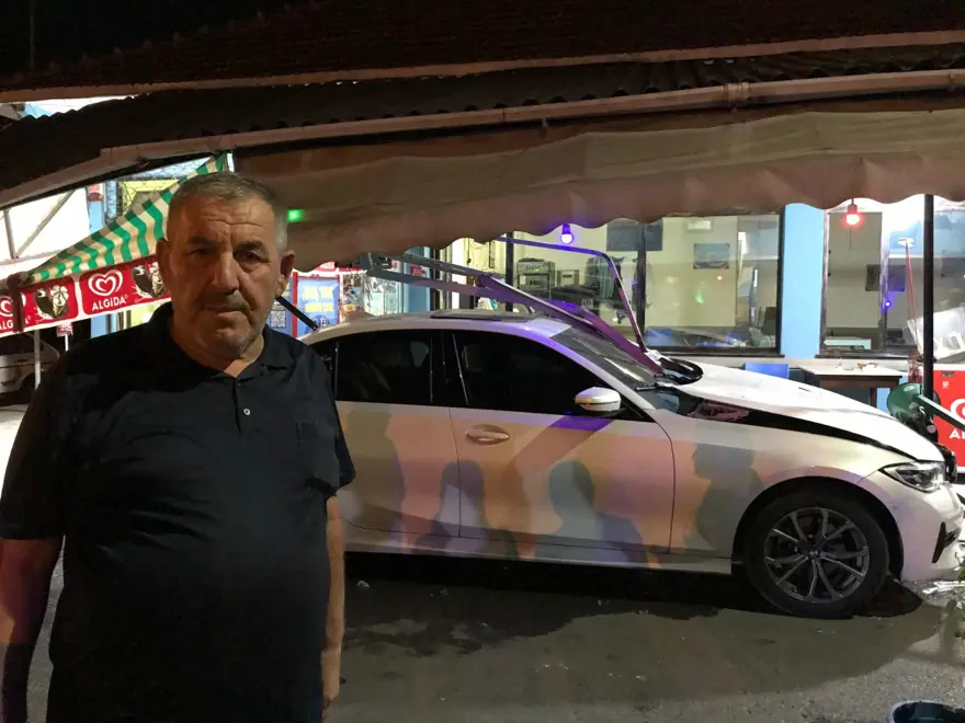 Kontrolden çıkan otomobil kahvehaneye daldı! Facianın eşiğinden dönüldü 2 Kontrolden çıkan otomobil kahvehaneye daldı! Facianın eşiğinden dönüldü 2