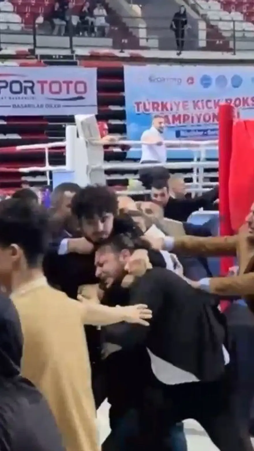 Kick boks maçında kavga ring dışına taştı: Biri hakem iki yaralı 5