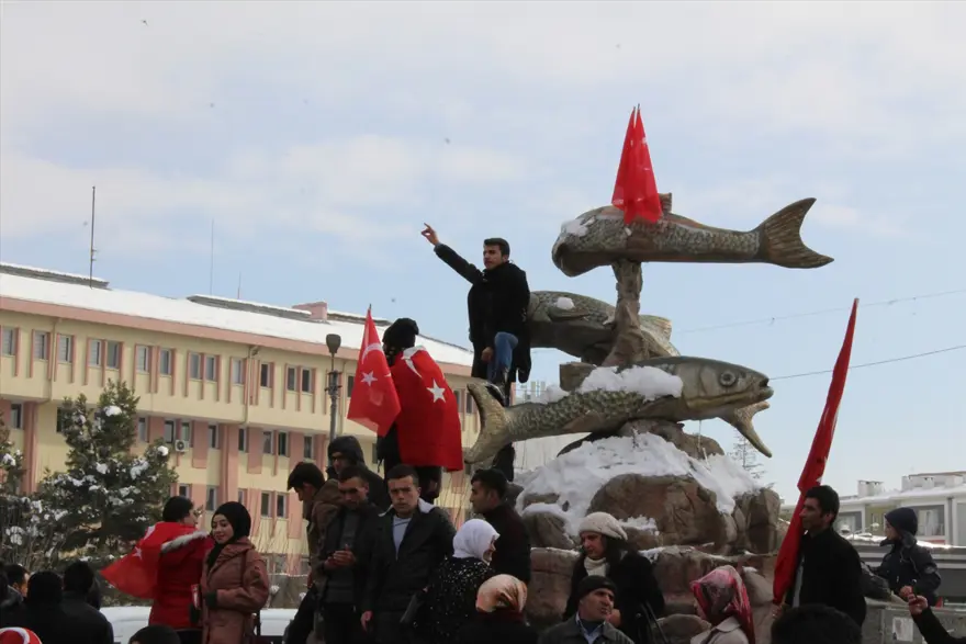 Van, Hakkari ve Bingöl'de terör saldırıları protesto edildi 12