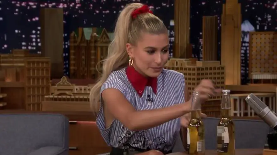 Hailey Baldwin kameralar önünde dişiyle şişe açtı 4 Hailey Baldwin kameralar önünde dişiyle şişe açtı 4