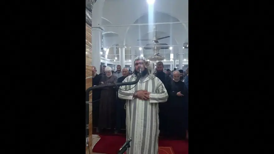 Teravih namazı kıldıran imamın kedi şefkati viral oldu 9