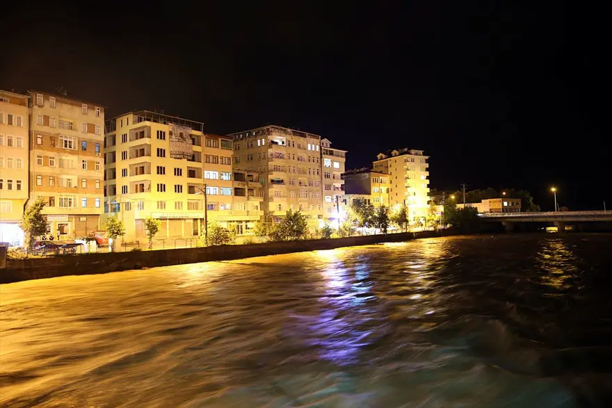 Karadeniz'de sel ve su baskını uyarısı 14 Karadeniz'de sel ve su baskını uyarısı 14