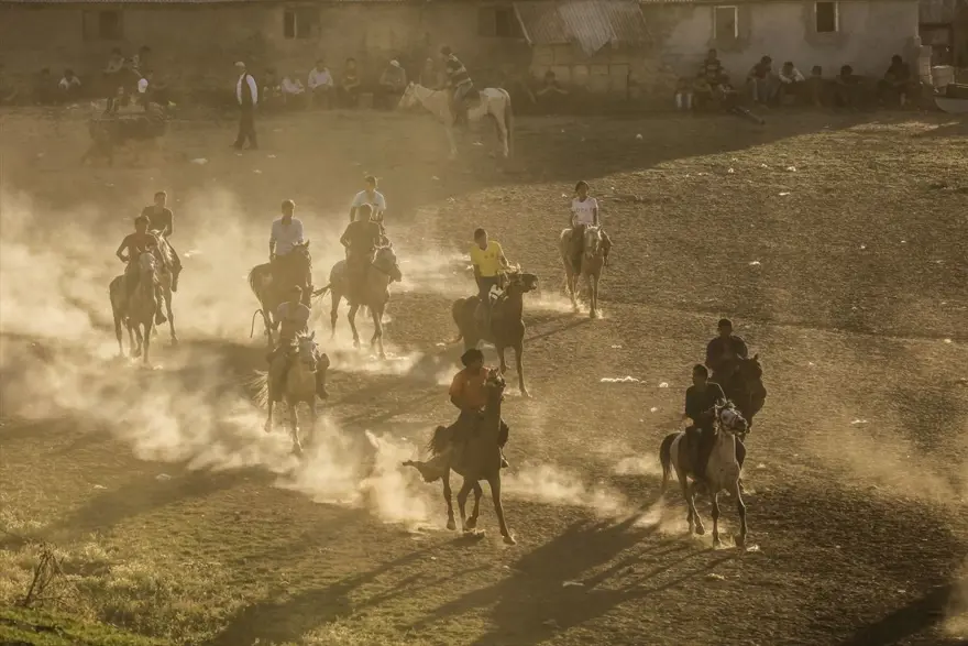 kırgız türkleri, buzkaşı, kökbörü oyunu, oğlak postu kapmaca, ulupamir, erciş 16