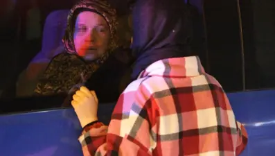 Dur ihtarına uymadı, kaza yapınca yakalandı! Aksaray'da evlenmek için götürülen bir kadın ve ona ağlayan kızı