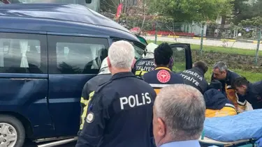 Yolcu otobüsü ile hafif ticari araç çarpıştı: 1 ölü