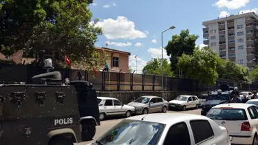 Diyarbakır'da askeri binaya el yapımı patlayıcı atıldı