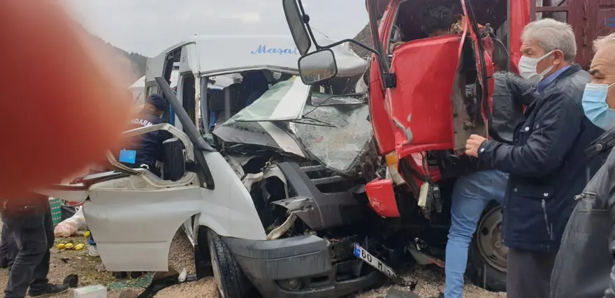 Servis minibüsüyle kamyonet çarpıştı: 2 ölü, 11 yaralı 1 Servis minibüsüyle kamyonet çarpıştı: 2 ölü, 11 yaralı 1