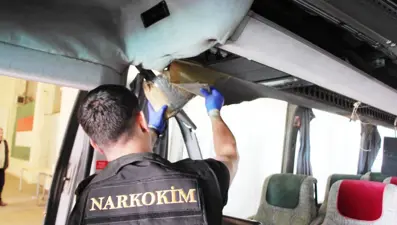 Sınırdan geçen otobüsten 77 kilo uyuşturucu çıktı