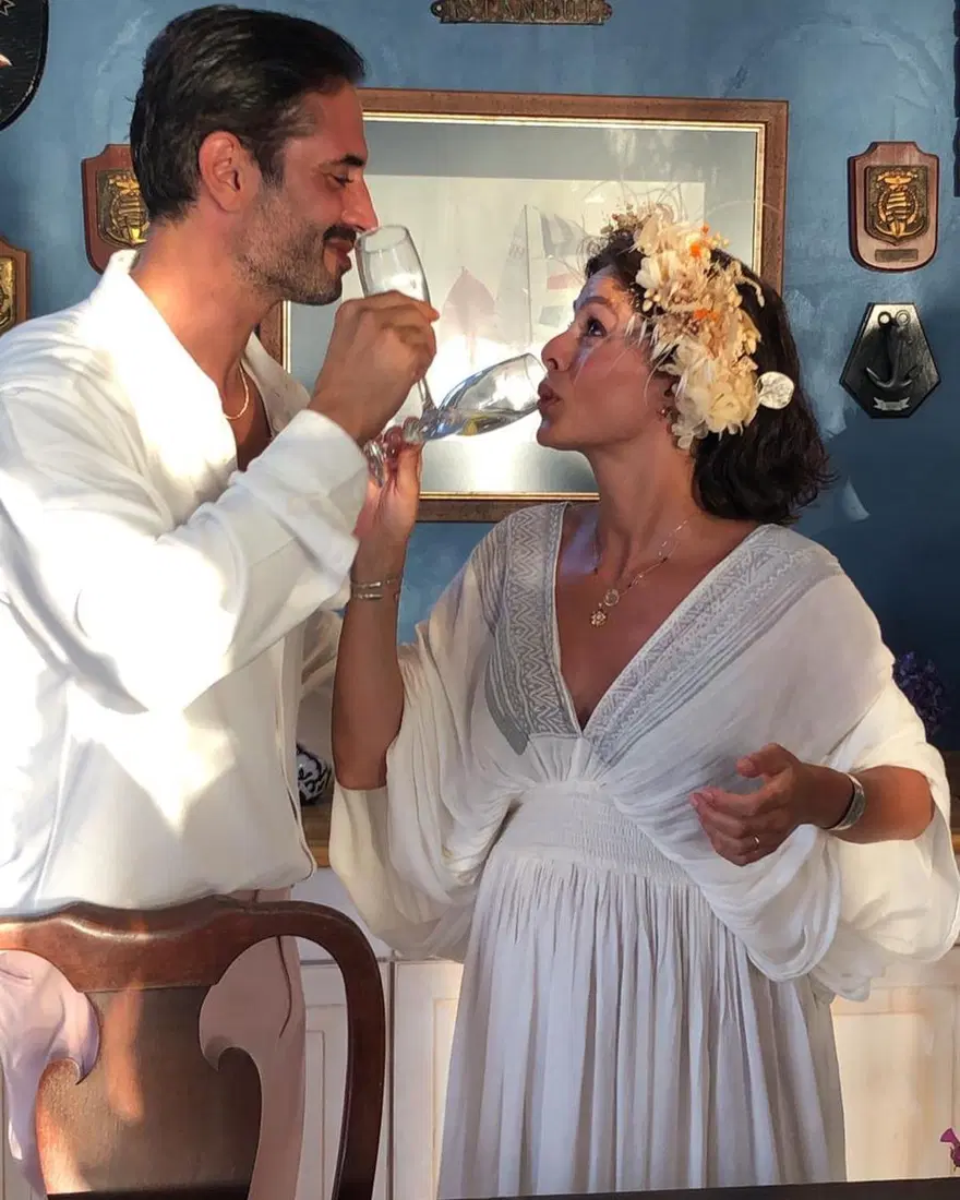 Özge Özpirinçci ve Burak Yamantürk'ten romantik yıl dönümü kutlaması 1