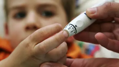 Diyabet hastası çocukların parmakları delinmesin! (Sensör gelsin, acım dinsin)