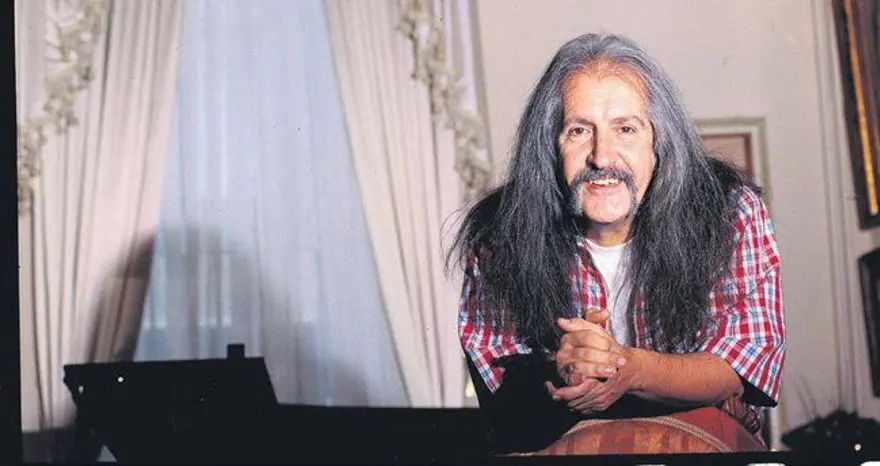 Barış Manço'nun 50 yıl önce bestelediği Cumhuriyet'in 100. yıl marşı bugün sahnede 