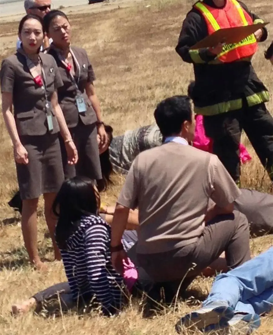 Kaza yapan uçaktaki çocukları sırtında taşıdı 4 Kaza yapan uçaktaki çocukları sırtında taşıdı 4