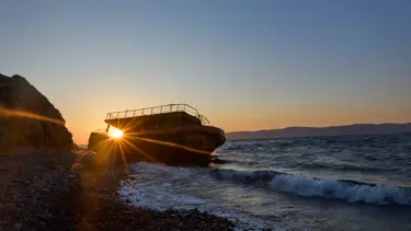 Midilli'de kayalıklara çarpan bottaki 4 kişi öldü