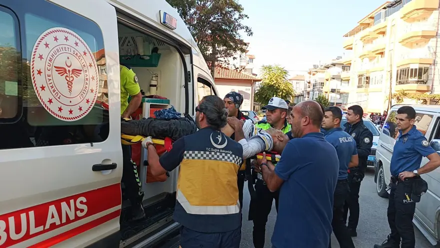 Ailesi yanında dehşeti yaşadı: Bıçakla saldıran husumetlisi ile birlikte ağır yaralandı! 3