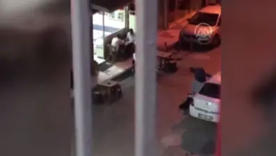 Manisa'da bir kadın sokak ortasında dövüldü, iki kişi olayı izledi