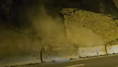 Karayolundaki heyelan anı kamerada