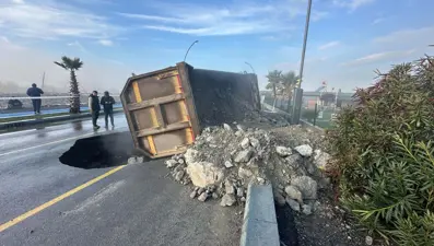 Balıkesir’de yol çöktü, hafriyat kamyonu devrildi