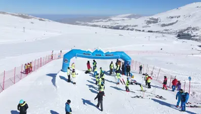 Erciyes'te diplomatik kayak ve snowboard yarışı