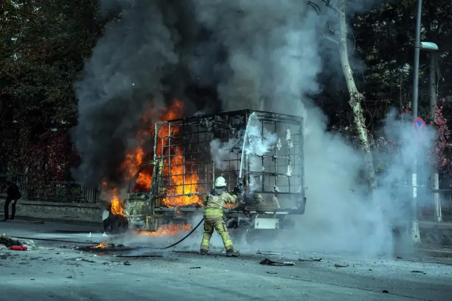 İstanbul’da kamyonetalev topuna döndü, sahibi sinir krizi geçirdi 3