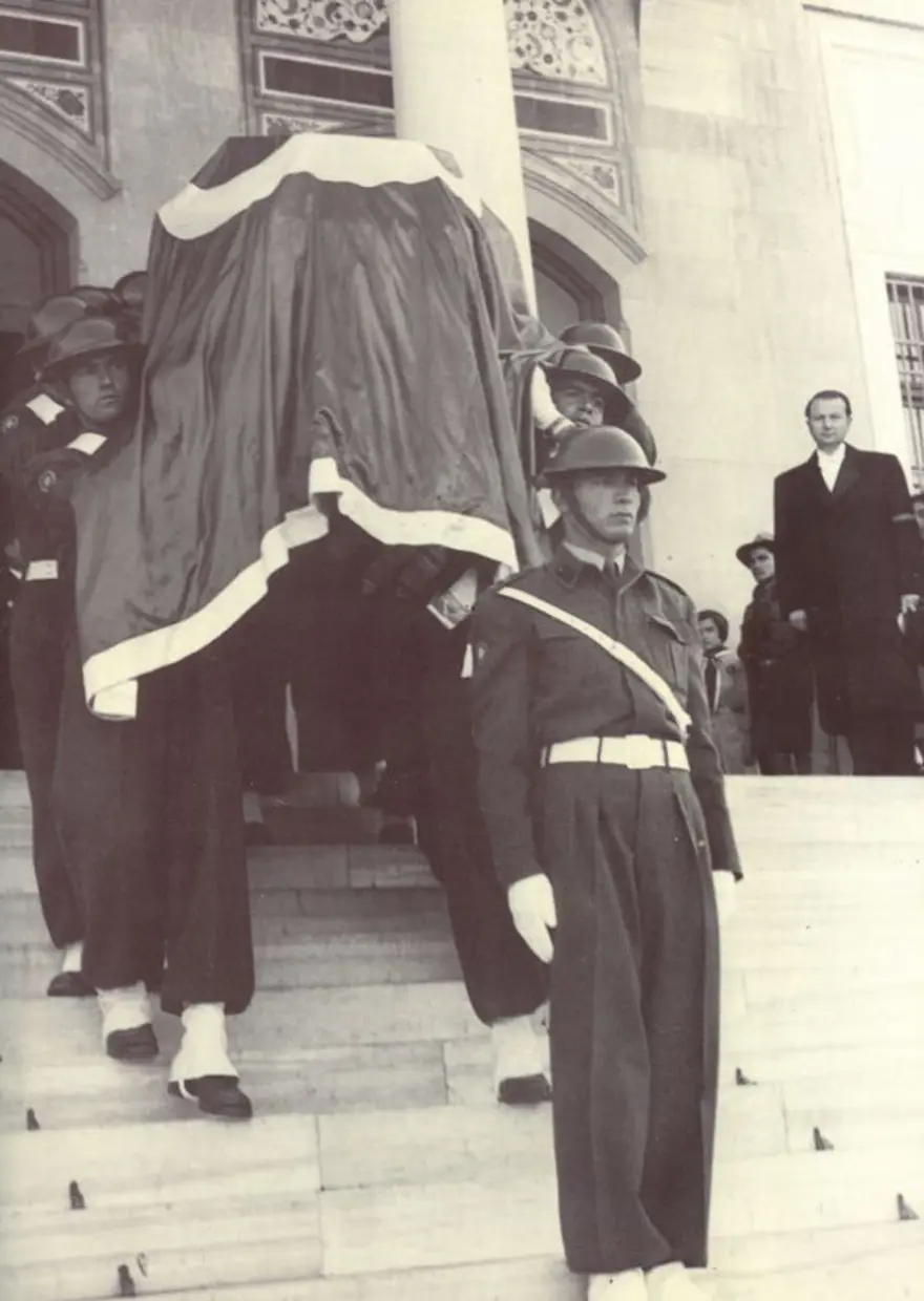 Atatürk’ün naaşının Anıtkabir’e naklinin renkli görüntüleriortaya çıktı 29 Atatürk’ün naaşının Anıtkabir’e naklinin renkli görüntüleriortaya çıktı 29
