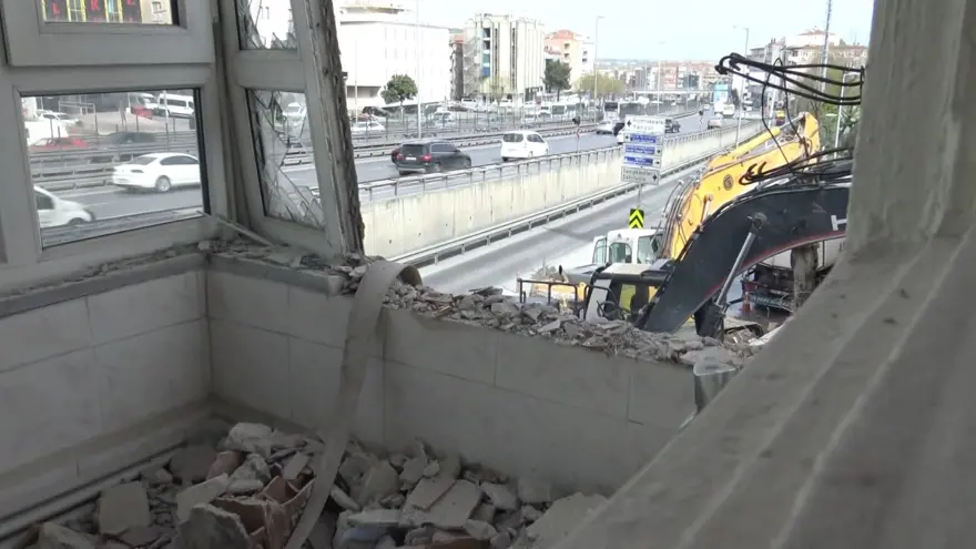 İstanbul’da kentsel dönüşüm: Yıkılan binanın bitişiğindeki apartmanın balkon duvarının olmadığı ortaya çıktı 1