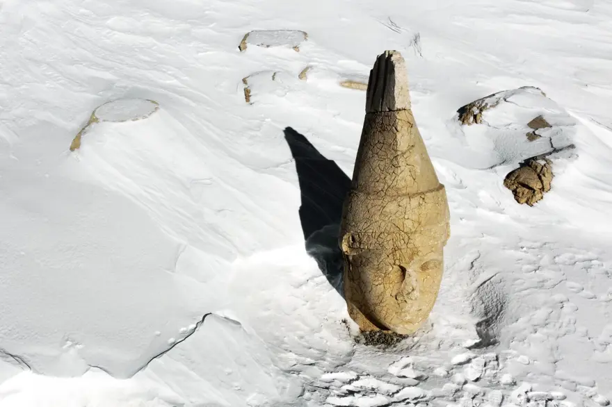Nemrut Dağı'ndan eşsiz görüntüler: Dev heykeller karlar altında kaldı 24