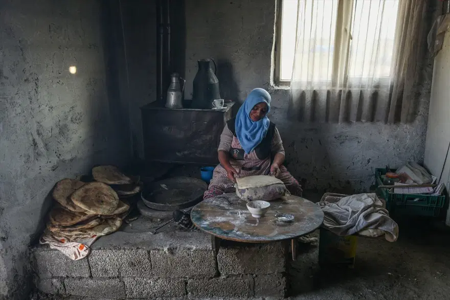 Kars'ın Arpaçay ilçesi Kuyucuk köyünde fırına gidilmiyor ekmeği kadınlar yapıyor 8 Kars'ın Arpaçay ilçesi Kuyucuk köyünde fırına gidilmiyor ekmeği kadınlar yapıyor 8