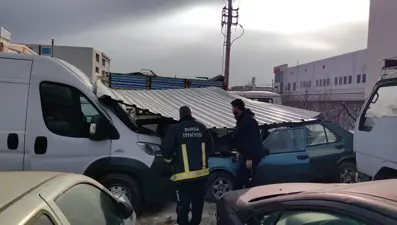 Lodosun uçurduğu fabrika çatısı araçların üzerine düştü