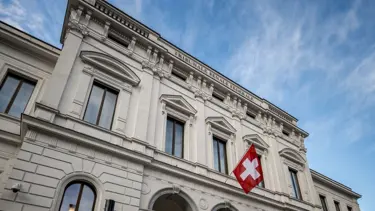 İsviçre'de bir siyasetçiye su tabancası cezası: Çocuklara hediye almış