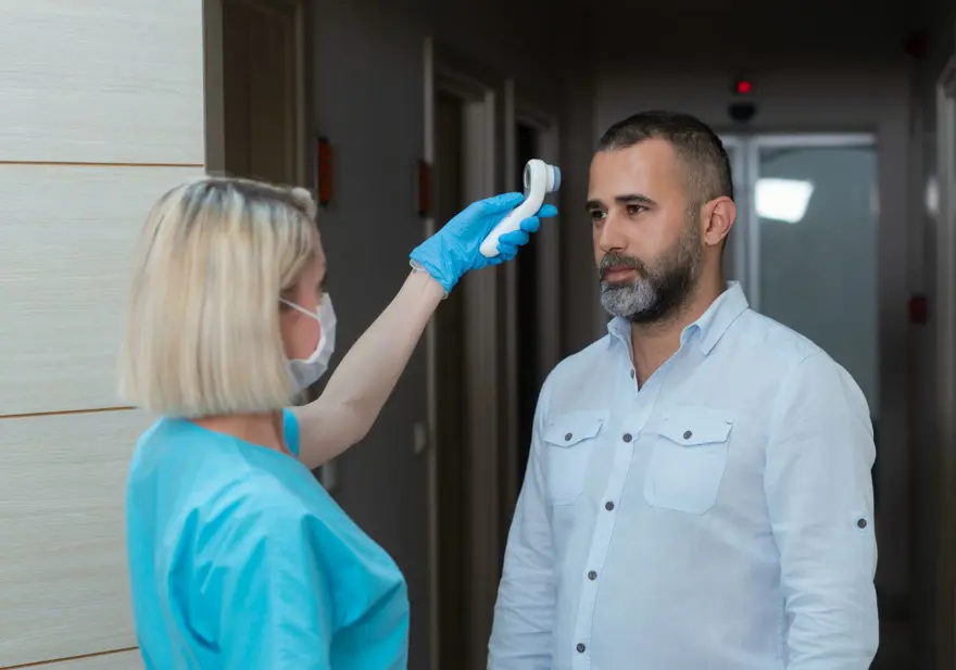 Omicron'un üç yeni semptomu açıklandı: Uzmanlardan uyarı 3