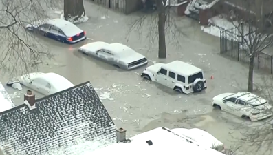 Yüz yıllık su borusu patladı, araçlar donan suyun içinde kaldı