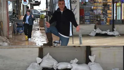 Hücre tehlikesine dikkat! Yağmur devam ediyor, esnaf kum torbalı önlem aldı