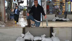 Hücre tehlikesine dikkat! Yağmur devam ediyor, esnaf kum torbalı önlem aldı