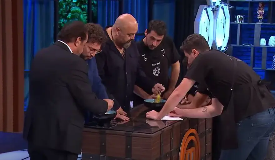 MasterChef'e veda eden isim belli oldu: Senin gibi bir arkadaşım olsun isterdim 3 MasterChef'e veda eden isim belli oldu: Senin gibi bir arkadaşım olsun isterdim 3