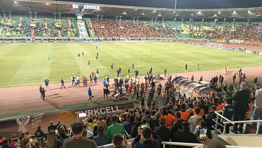 Galatasaray-Fenerbahçe Süper Kupa maçı yarım kaldı: Fenerbahçe sahadan çekildi 16 Galatasaray-Fenerbahçe Süper Kupa maçı yarım kaldı: Fenerbahçe sahadan çekildi 16