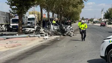 Otomobilin çarptığı araç ikiye bölündü: 1 ölü, 1 yaralı