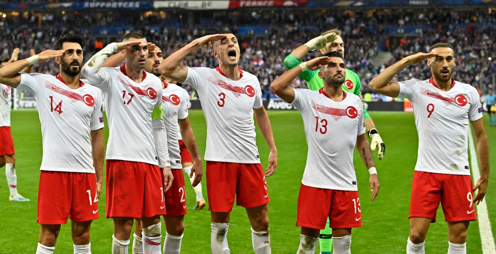 Paris'te asker selamı