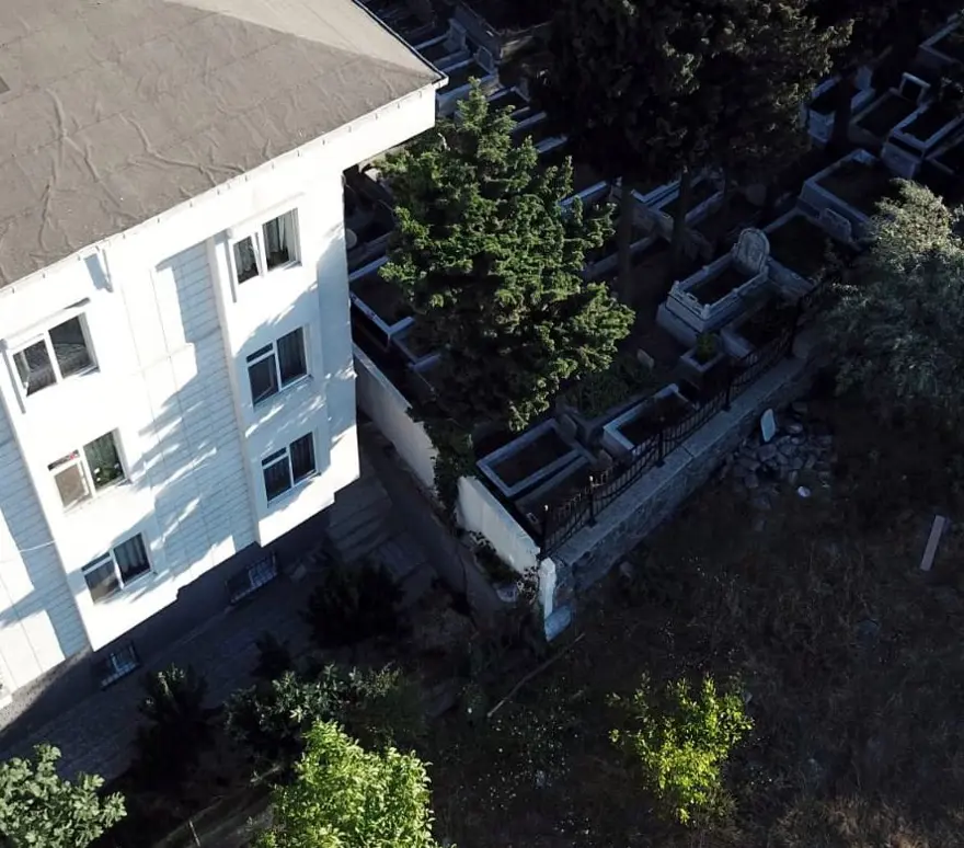 "Mezarlık duvarı binamıza doğru kayıyor" diyerek yardım istediler 1