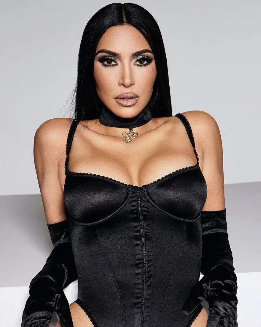 Kim Kardashian'dan korse markası Skims'e retro tanıtım 4