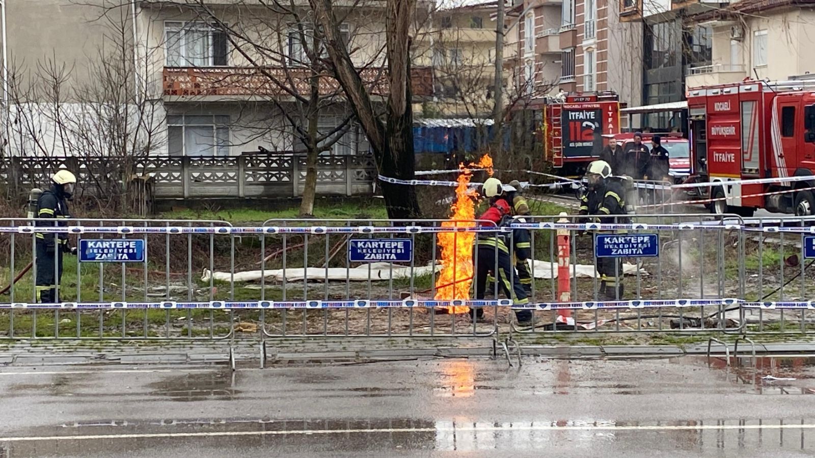 Kocaeli'de sondaj çalışmasında çıkan gazdan numune alındı