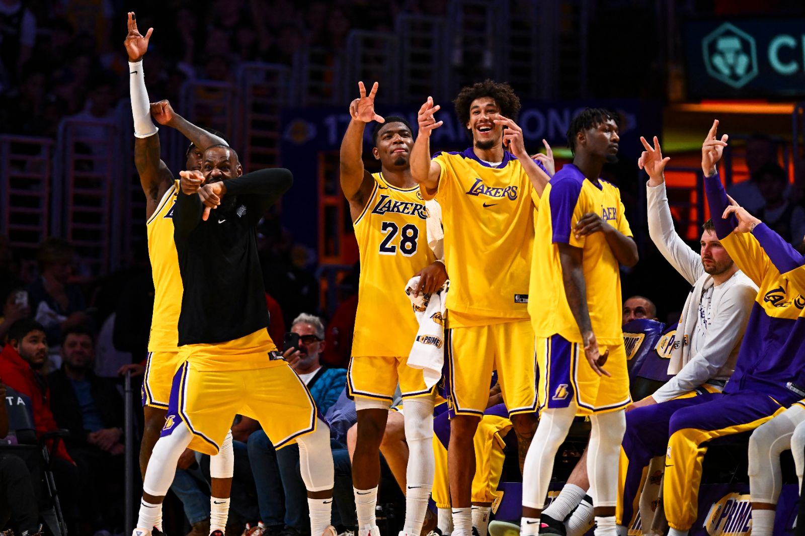 Lakers'ten Rockets'e farklı tarife
