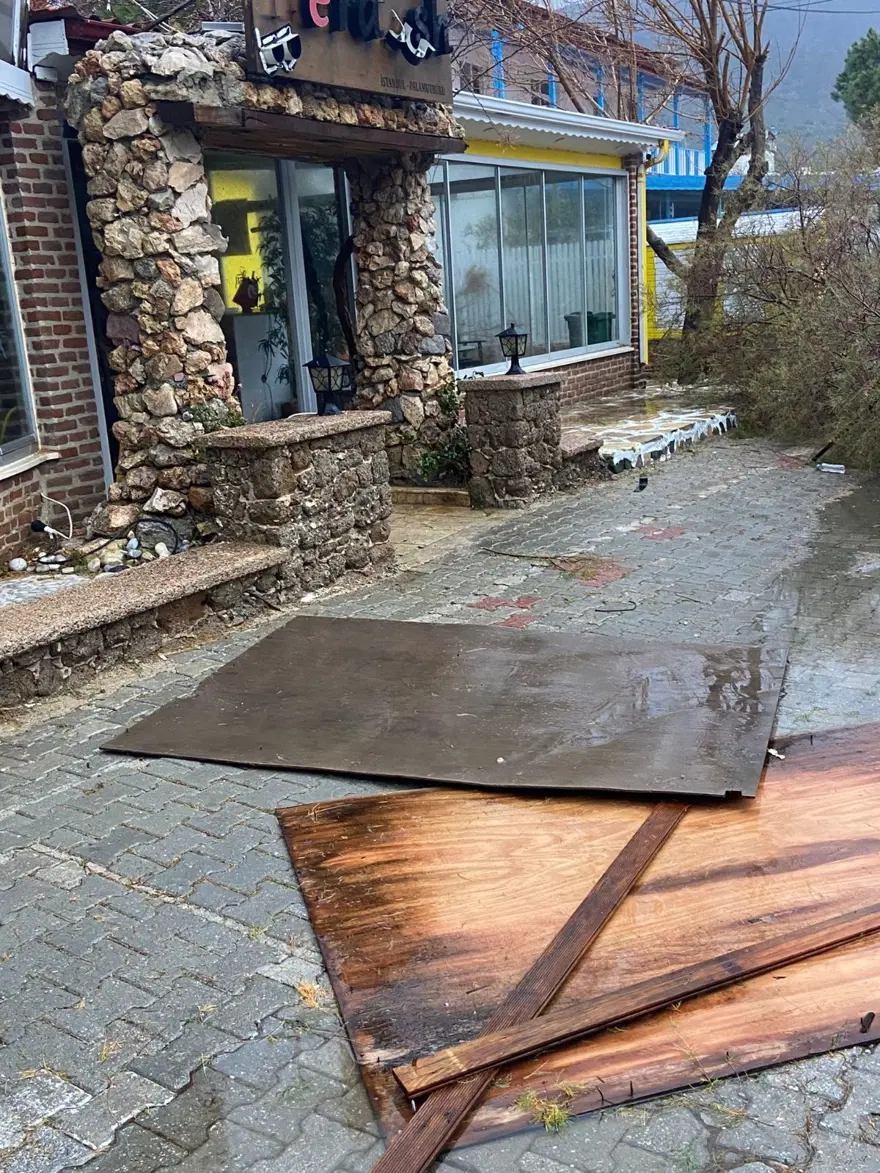 Fırtına restoranın çatısını uçurdu 6