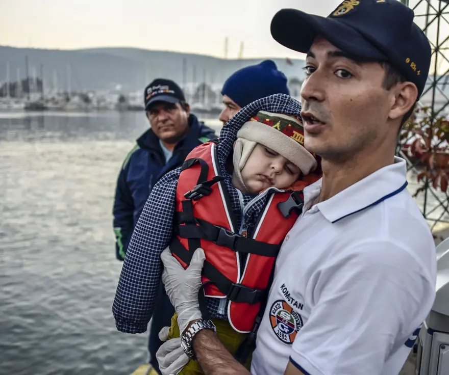 Yunanistan'a geçmeye çalışan 82 sığınmacı kurtarıldı 