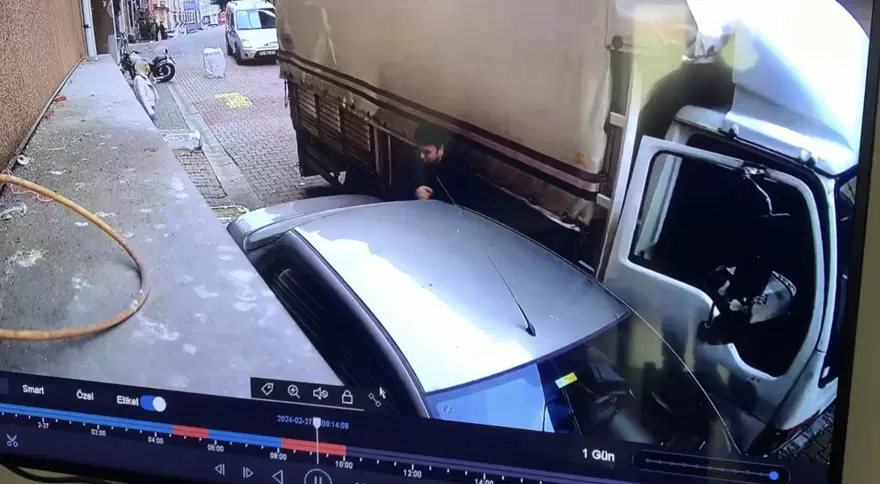 Kayan kamyoneti durdurmak isterken iki araç arasında sıkıştı 2