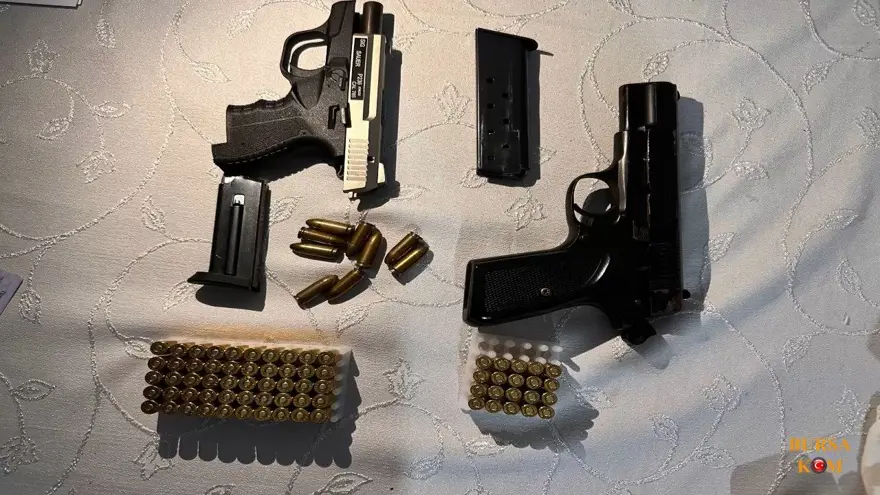 Bombalı eylem hazırlığındaki suç örgütüne operasyon: 4 tutuklama 6 Bombalı eylem hazırlığındaki suç örgütüne operasyon: 4 tutuklama 6