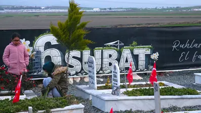 Depremde yaşamını yitirenler mezarları başında anıldı